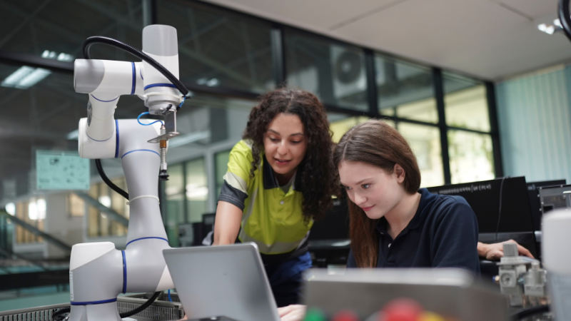 Leia mais sobre o artigo De que forma investir em laboratórios de robótica pode aumentar a captação de matrículas da sua escola