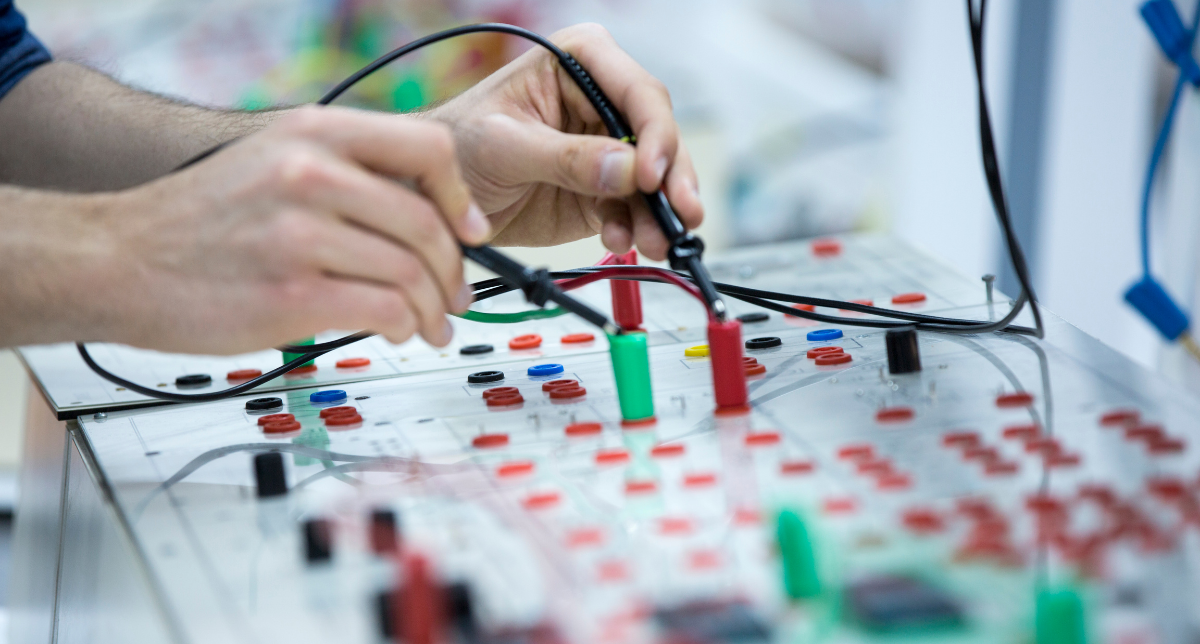 No momento, você está visualizando O que considerar ao equipar um laboratório de engenharia elétrica e eletrônica na sua instituição