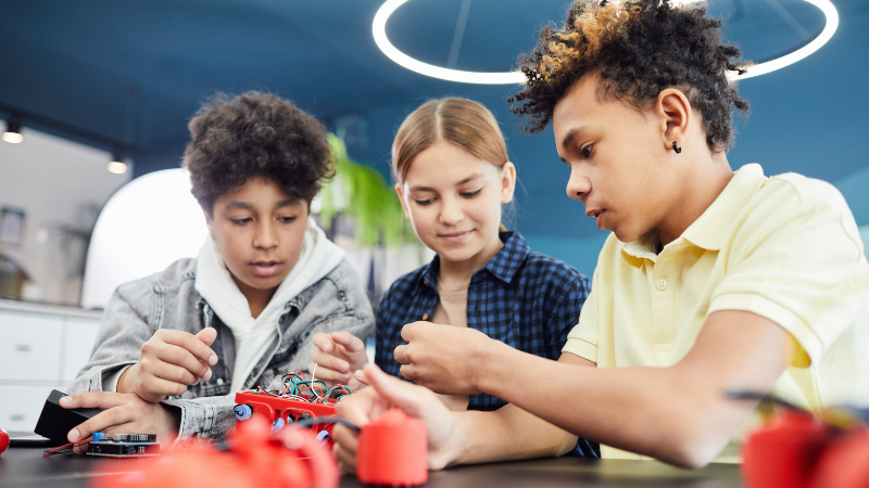 Leia mais sobre o artigo Qual kit VEX Robotics escolher para cada etapa de ensino da sua escola